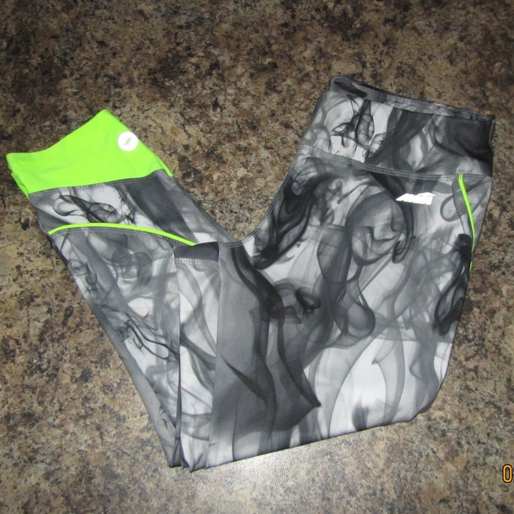 Women's Avia Workout Capri Size M EUC